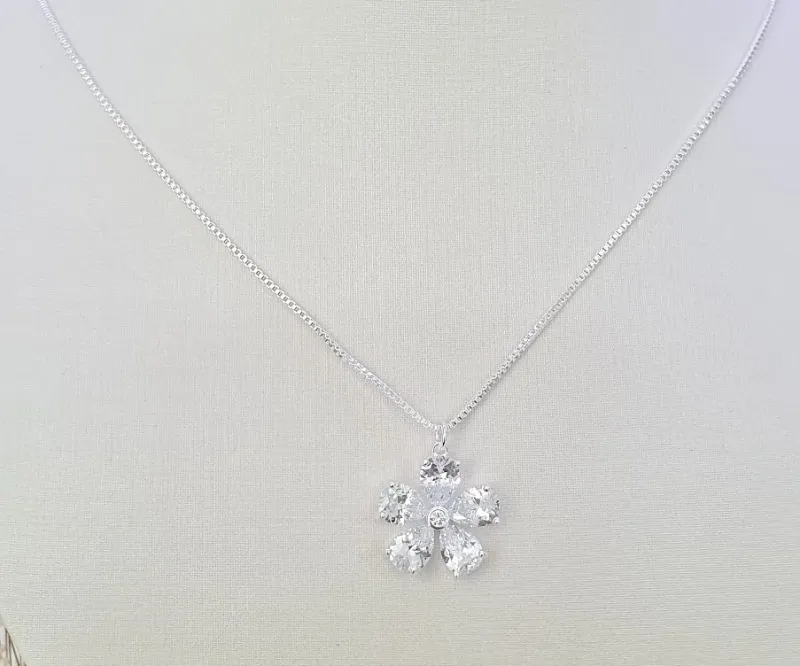 COLAR FLOR DE ZIRCÔNIAS CRISTAL COM CORRENTE VENEZIANA PRATA