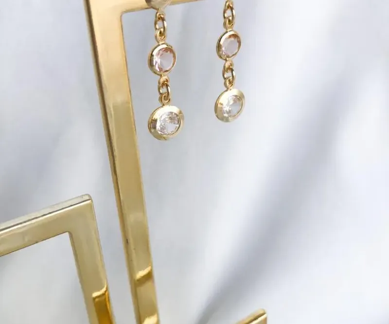 BRINCO DUAS ZIRCÔNIAS P e M / CORES SORTIDAS