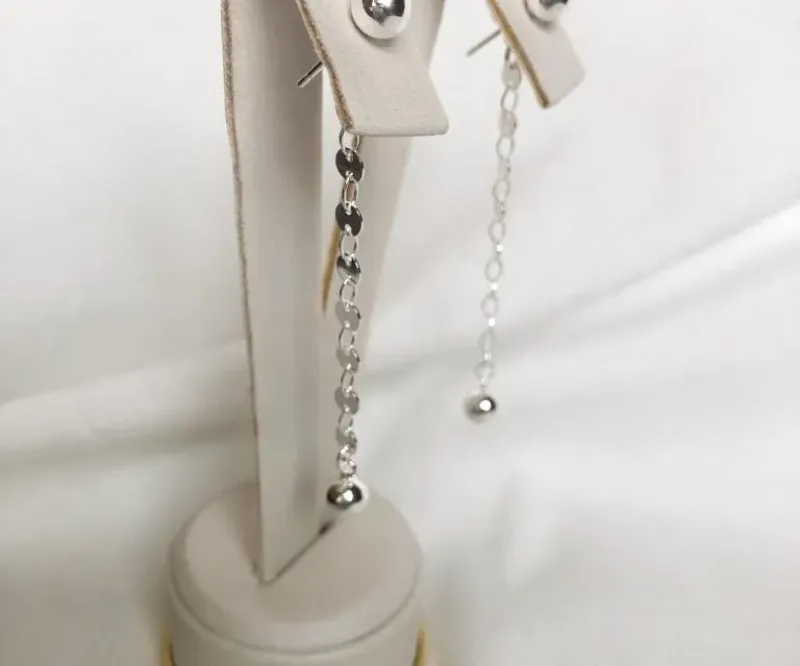 BRINCO EAR JACKET BOLA COM MEDALINHAS PENDURADAS PRATA