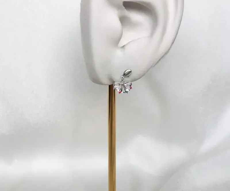 BRINCO MEIA FLOR COM 4 MICRO ZIRCÔNIAS COLORIDAS PRATA