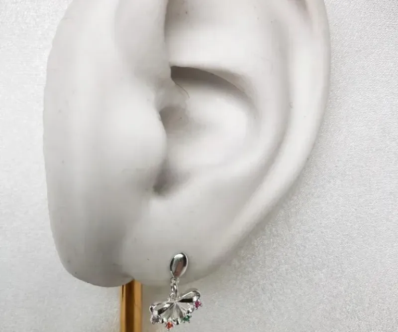 BRINCO MEIA FLOR COM 4 MICRO ZIRCÔNIAS COLORIDAS PRATA