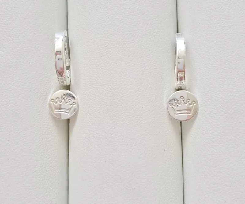 DUO DE BRINCOS ARGOLINHA LISA E MEDALHINHA FIXA DE COROA PRATA