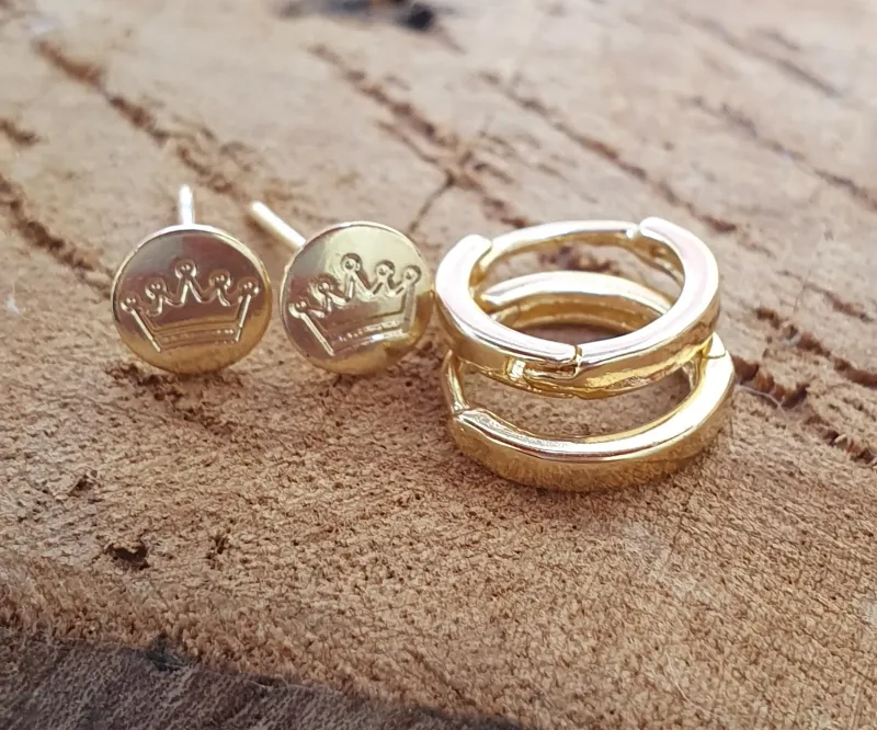 DUO DE BRINCOS ARGOLINHA LISA E MEDALHINHA FIXA DE COROA