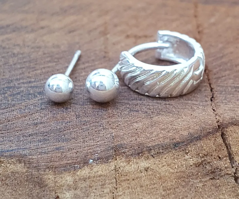 TRIO DE BRINCOS ARGOLINHA TEXTURA ONDULADA E BOLAS P & M PRATA