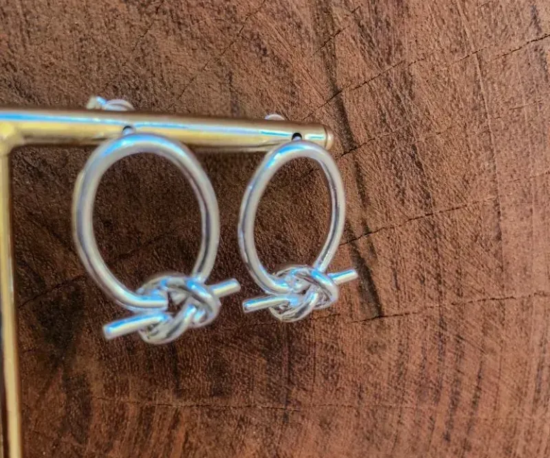 BRINCO OVAL COM NÓ PRATA