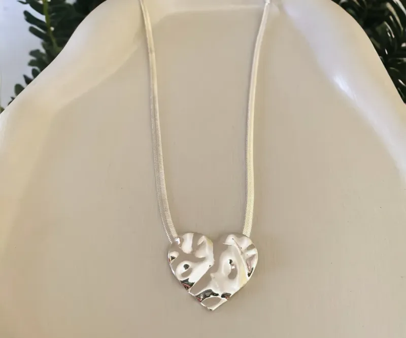 CHOKER MALHA FITA COM CORAÇÃO IRREGULAR PRATA