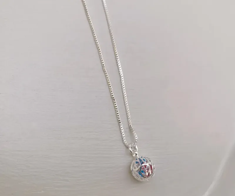 COLAR BOLA TRABALHADA COM ZIRCÔNIAS AZUL E ROSA DENTRO PRATA
