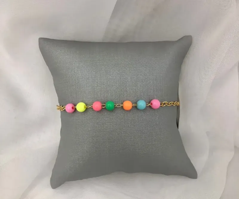 Pulseira infantil com miçangas coloridas