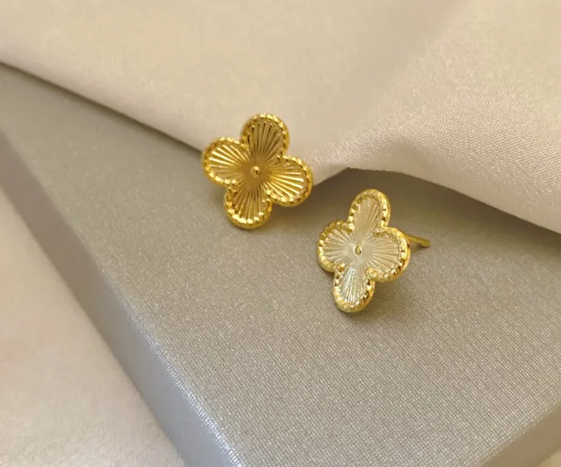 BRINCO FLOR TREVO TEXTURIZADO