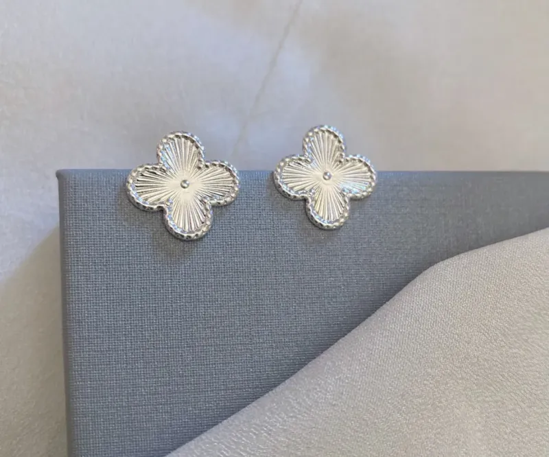 BRINCO FLOR TREVO TEXTURIZADO PRATA