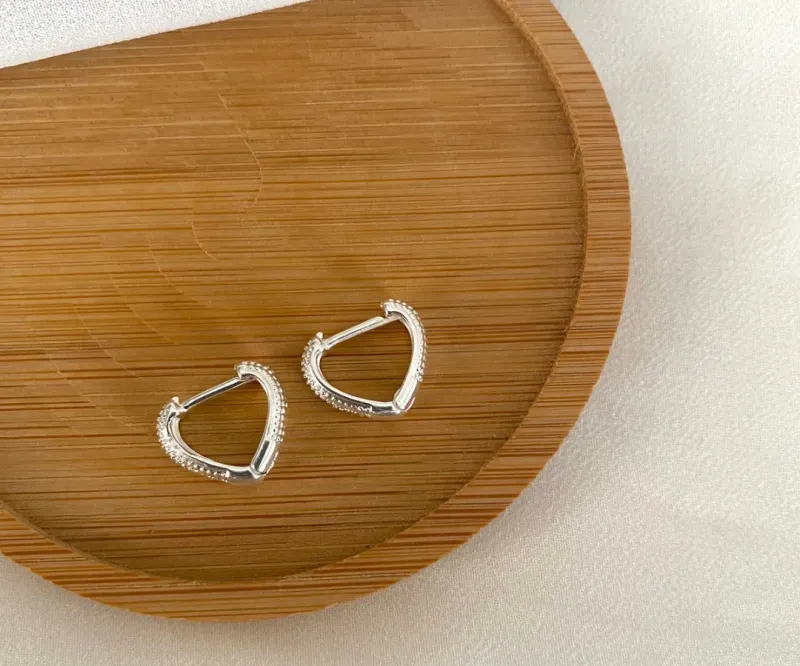 ARGOLA PONTUDA COM TEXTURA PONTILHADA 1cm PRATA