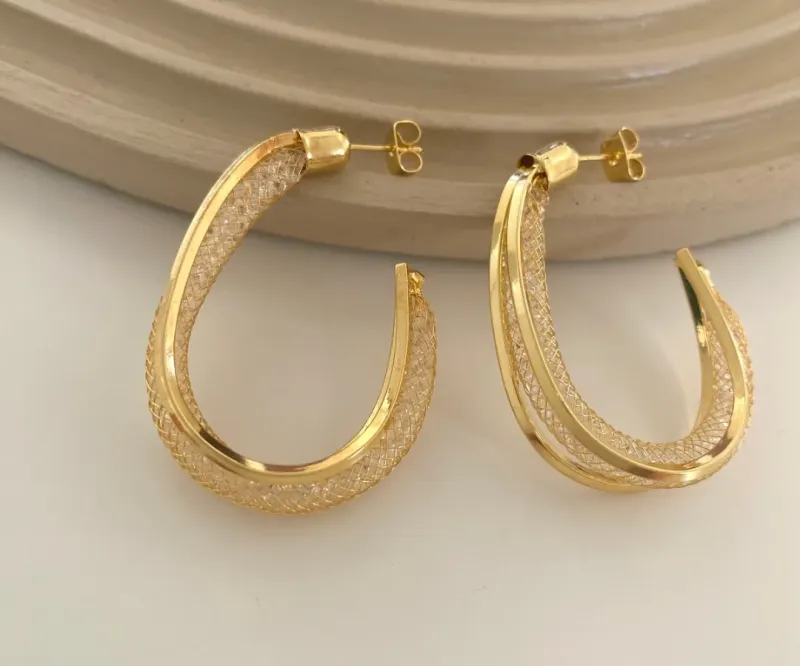 ARGOLA OVAL LISA COM REDINHA E CRISTAIS 4x3cm