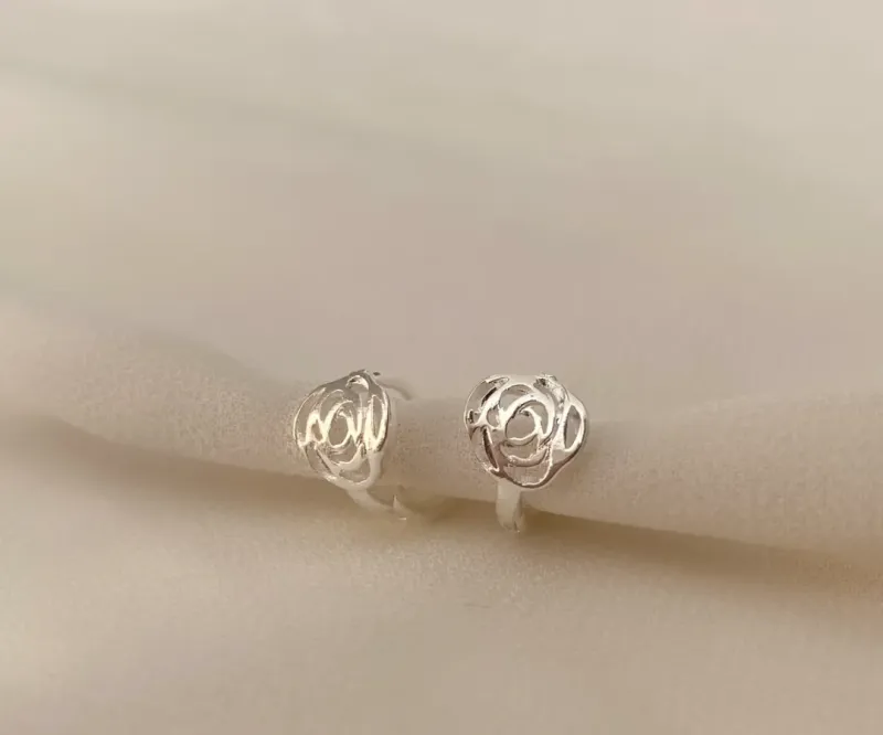 ARGOLINHA COM ROSA FRONTAL VAZADA 0,9cm PRATA