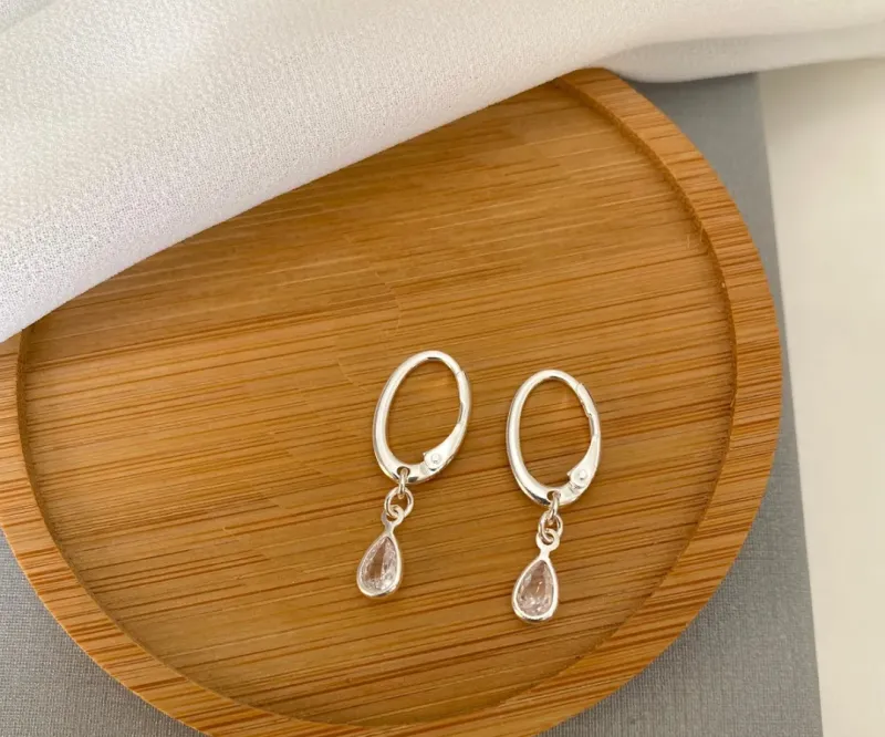 ARGOLINHA OVAL COM PINGENTE DE GOTA DE ZIRCÔNIA PRATA