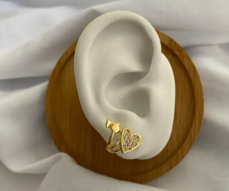 BRINCO EARHOOK CORAÇÃO CRAVEJADO E LISO