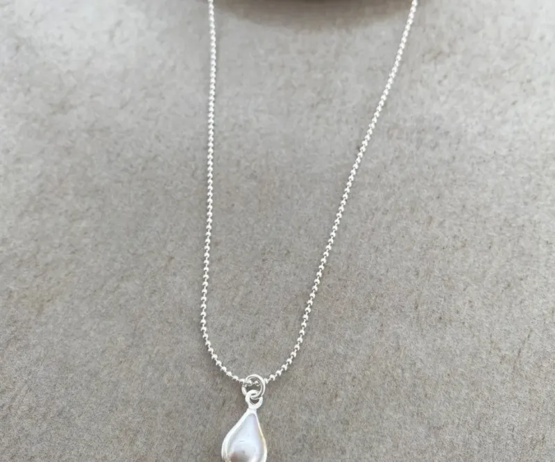 COLAR GOTA DE PÉROLA COM CORRENTE MICRO ESFERAS