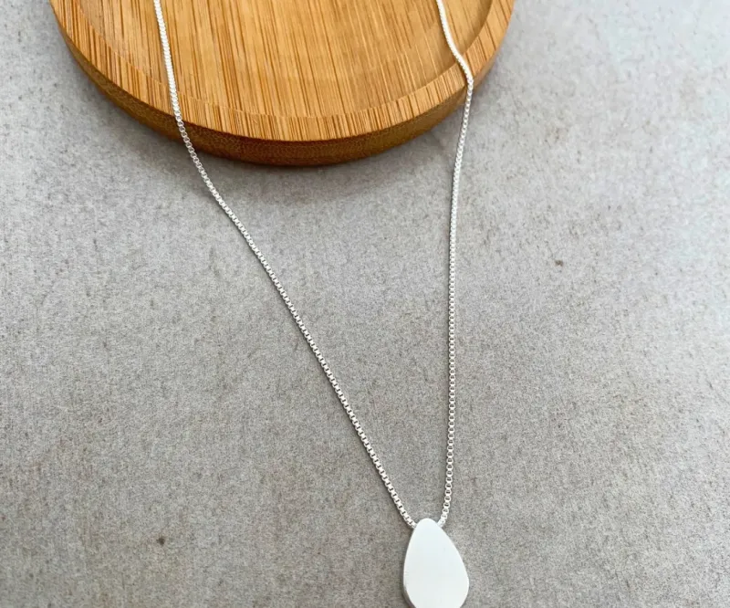 COLAR GOTA MINIMALISTA