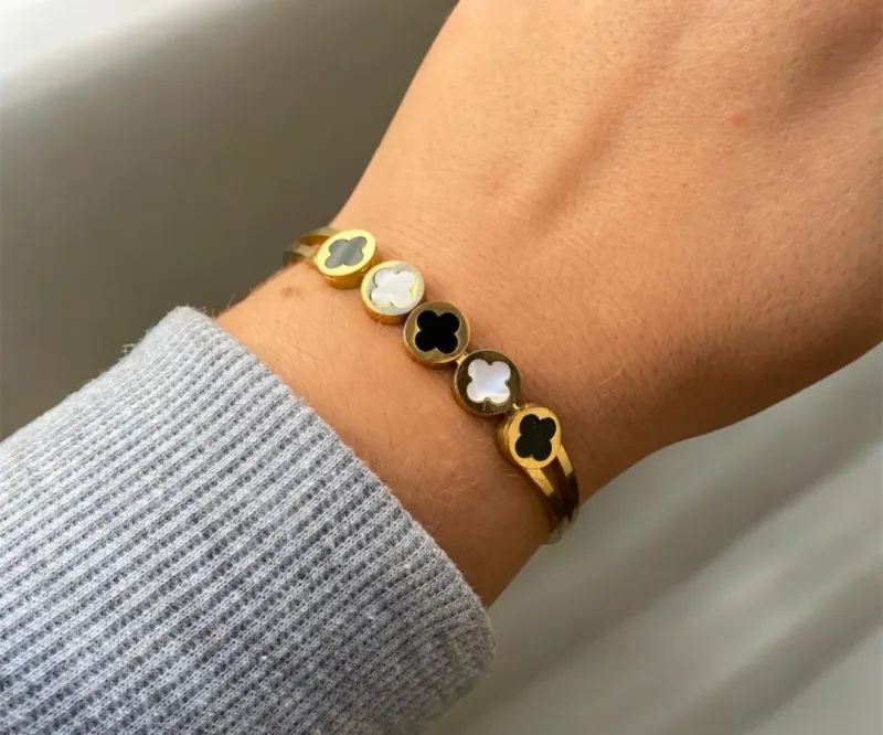 BRACELETE INOX DOURADO 5 TREVOS PRETO E BRANCO