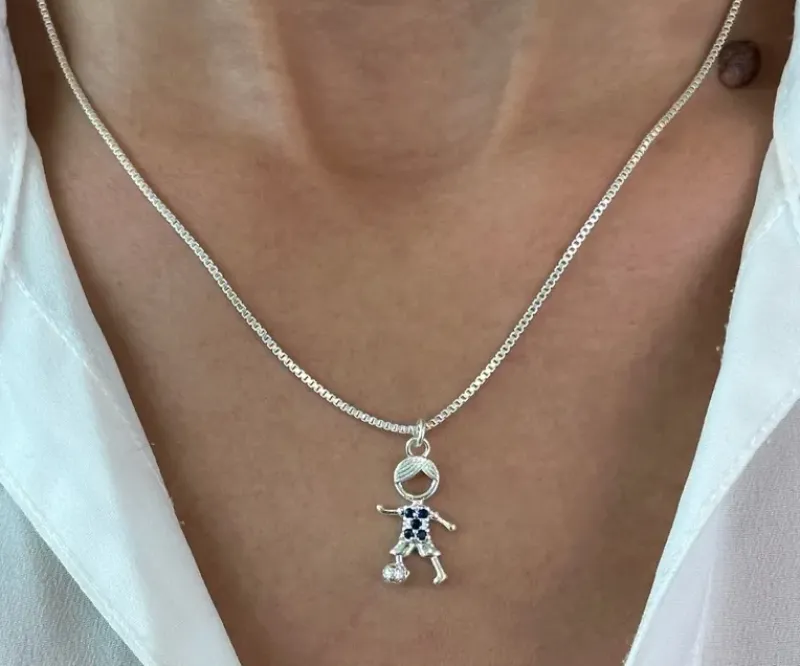 COLAR C/ PINGENTE MENINO C/ BOLA CRAVEJADOS C/ ZIRCÔNIA