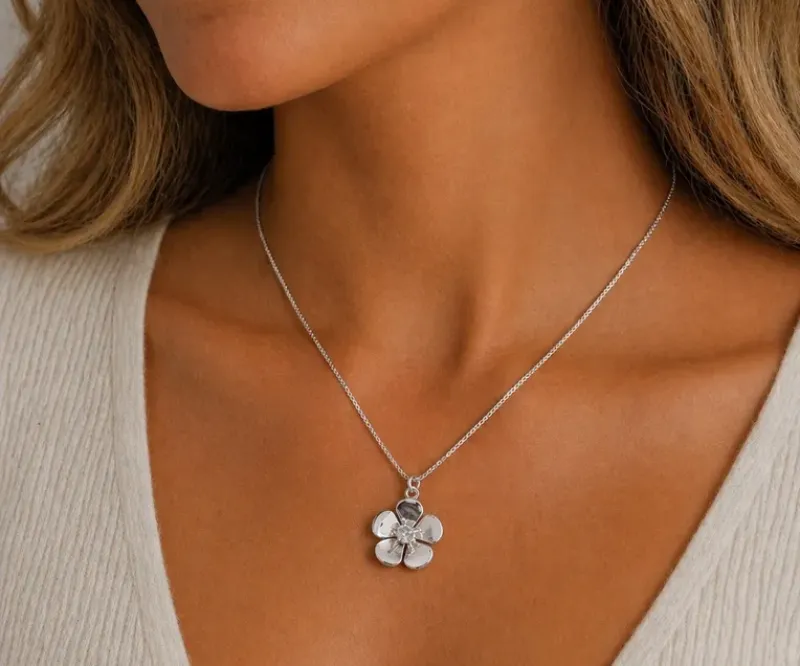 COLAR FLOR COM UMA ZIRCÔNIA AO MEIO