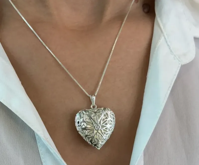 COLAR RELICÁRIO CORAÇÃO DETALHES VAZADOS PRATA