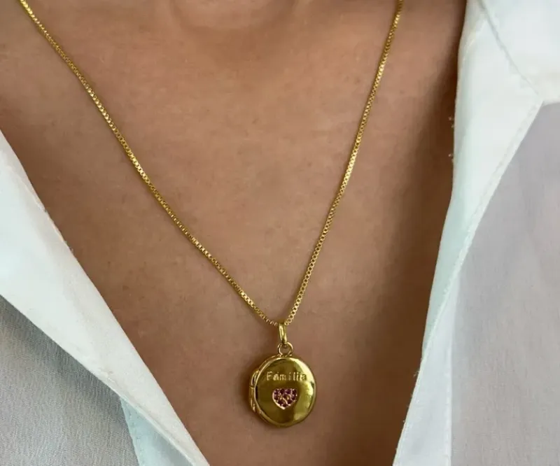 COLAR RELICÁRIO FAMÍLIA COM CORAÇÃO CRAVEJADO ROSA