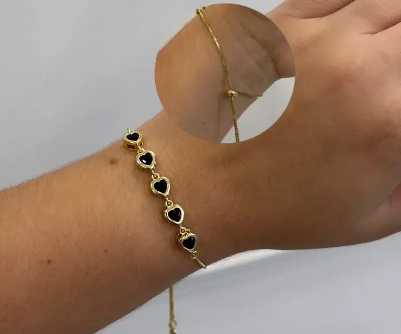 PULSEIRA CINCO CORAÇÕES PRETOS COM FECHO REGULÁVEL