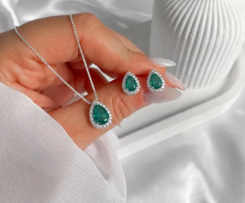 CONJUNTO GOTA VERDE ÁGUA COM CRAVEJADO EM VOLTA