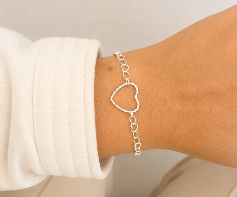 PULSEIRA CORAÇÃO VAZADO COM ELOS DE CORAÇÕES