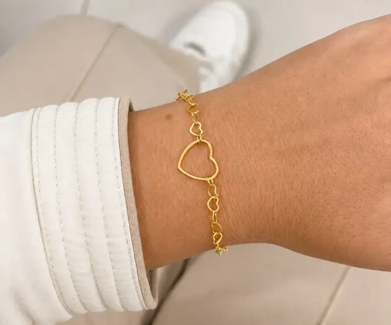 PULSEIRA CORAÇÃO VAZADO COM ELOS DE CORAÇÕES