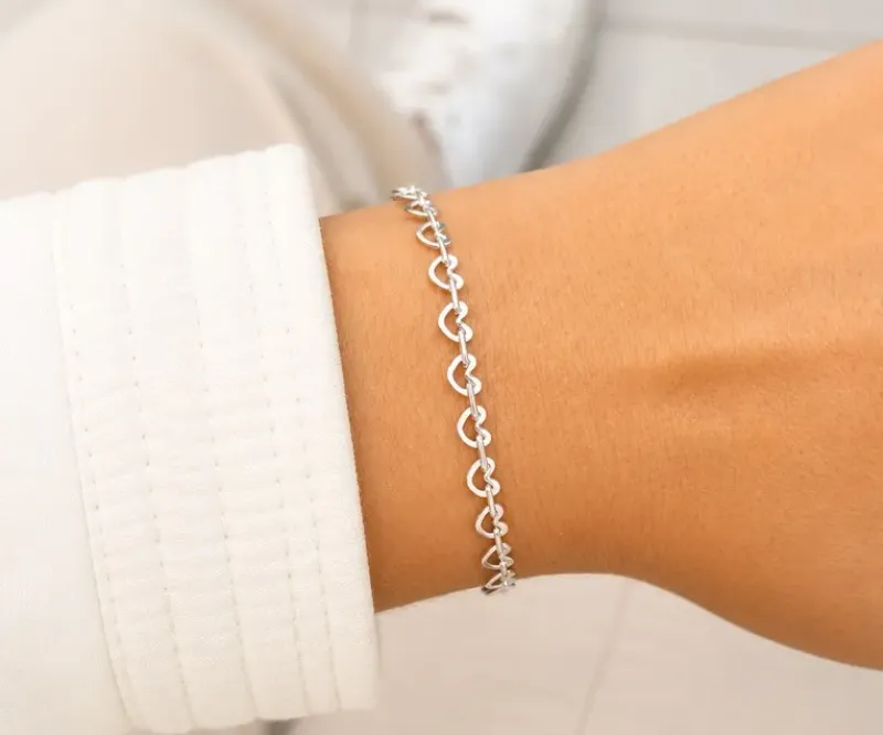 PULSEIRA CORAÇÕES VAZADOS ENTRE ELOS ACHATADOS