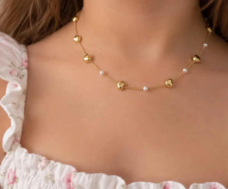 CHOKER CORAÇÕES LISOS E MINI PÉROLAS